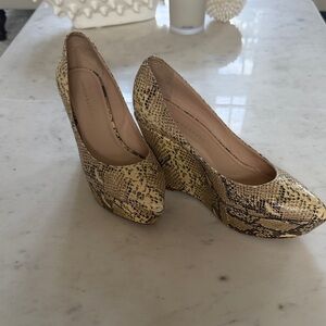 High Heals! Made by Loeffler Randall. Snake scale print, gorgeous!!!🐍🤍⭐️
